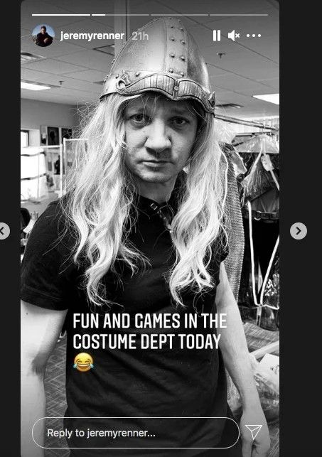 Jeremy Renner se veste de Thor em uma imagem divertida