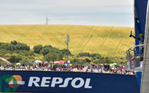 Alex Márquez saúda a multidão depois da sua primeira vitória na Moto2, na sua 39ª corrida Alex Márquez saúda a multidão depois da sua primeira vitória na Moto2, na sua 39ª corrida