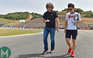 O pai de Marco, Paolo, leva seu piloto da equipe SIC Ayumu Sasaki para uma caminhada na pista na tarde de quinta-feira O pai de Marco, Paolo, leva seu piloto da equipe SIC Ayumu Sasaki para uma caminhada na pista na tarde de quinta-feira