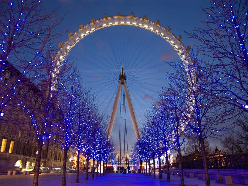 London Eye: Os 135 metros da quarta maior roda gigante do mundo servem como observatório da cidade. Uma “voltinha” nela duram cerca de 30 minutos e os passageiros ficam dentro de capsulas de vidro