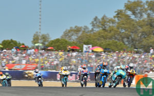 Esta pode ser a primeira volta ou a última da corrida de Moto3, com Aron Canet (# 44, Estrella Galicia 0,0 Honda), de 17 anos, lutando com Joan Mir (# 36, Leopard Honda), Romano Fenati Esta pode ser a primeira volta ou a última da corrida de Moto3, com Aron Canet (# 44, Estrella Galicia 0,0 Honda), de 17 anos, lutando com Joan Mir (# 36, Leopard Honda), Romano Fenati