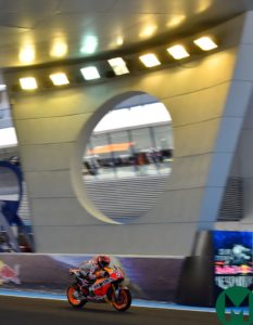 Isto é o que o MotoGP pareceria se fosse corrida de rua - Marquez acelera sob o chamado OVNI no início de Jerez Isto é o que o MotoGP pareceria se fosse corrida de rua - Marquez acelera sob o chamado OVNI no início de Jerez