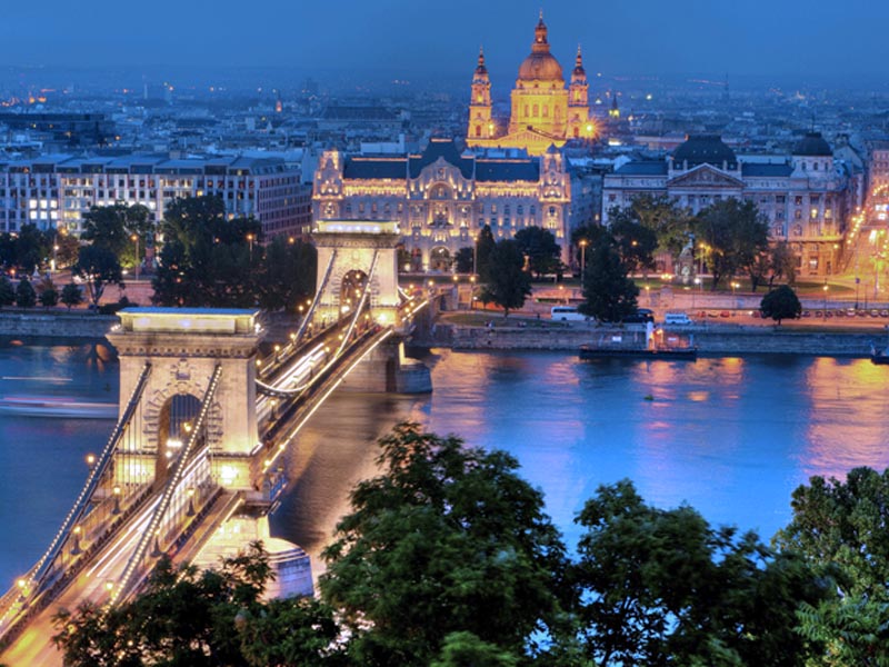 Em meio ao Rio Danúbio, Budapeste é repleta de história. A cidade antes dividida em Buda e Pest foi povoada pelos celtas, tomada pelos turcos até ser finalmente considerada capital do Império Austr-Húngaro.