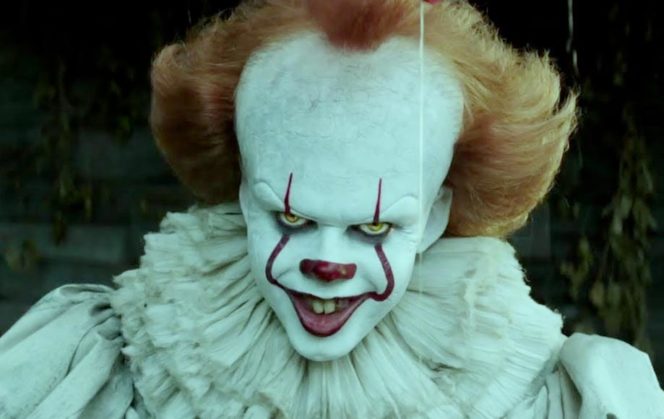 A tarefa de refilmar It não foi tão hercúlea assim, visto que o telefilme, a despeito da memória afetiva de muitas pessoas, é bastante irregular, só se salvando por conta da composição do ator Tim Curry para o horrendo Pennywise.