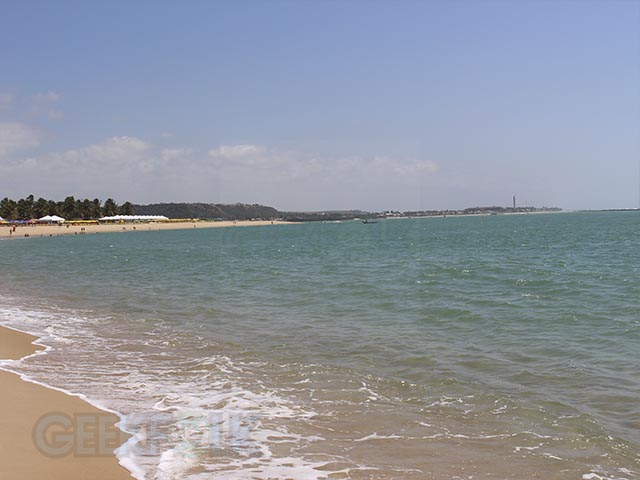 A estrutura da praia com quiosques fica logo no começo, pois existe uma parte preservada a frente.