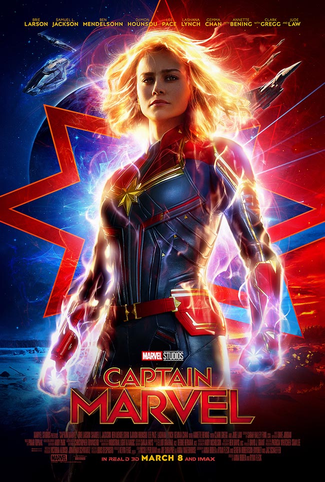 Capitã Marvel tem um novo e sensacional pôster divulgado pela Marvel Studios, junto com o anuncio do trailer inédito do filme. A imagem mostra Carol Denvers (Brie Larson) em pose no que parece ser o planeta terra ao fundo e iluminada como em um estado grandioso. O pôster também mostra ainda a divisão visual nas cores azul e vermelho, enfatizando diferentes elementos do filme da Capitã Marvel. Veja o pôster logo abaixo: