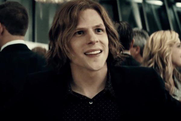 Lex Luthor (Jesse Eisenberg) foi enviado para a prisão por seus delitos após Clark Kent e Bruce Wayne (Ben Affleck)
