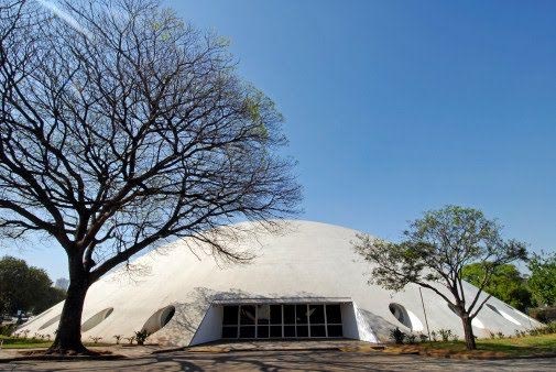 Mais conhecido com a Oca, o espaço foi inaugurado em 1960 e projetado também pelo brilhante arquiteto Oscar Niemeyer.